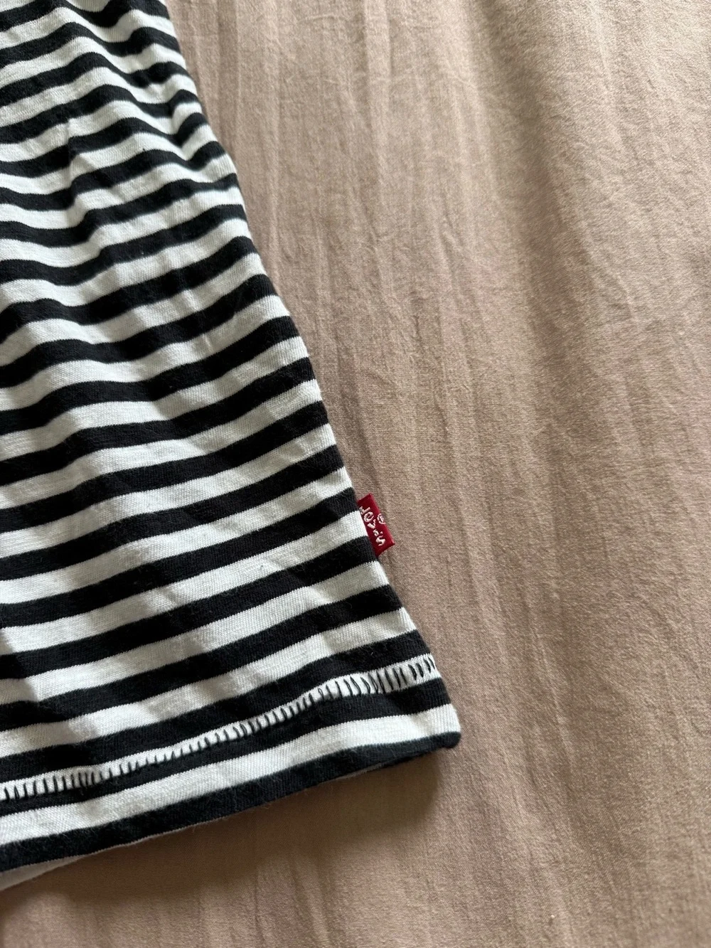 NEW Levi's Black & White Striped Crewneck Tee Size M - Picture 4 of 6
